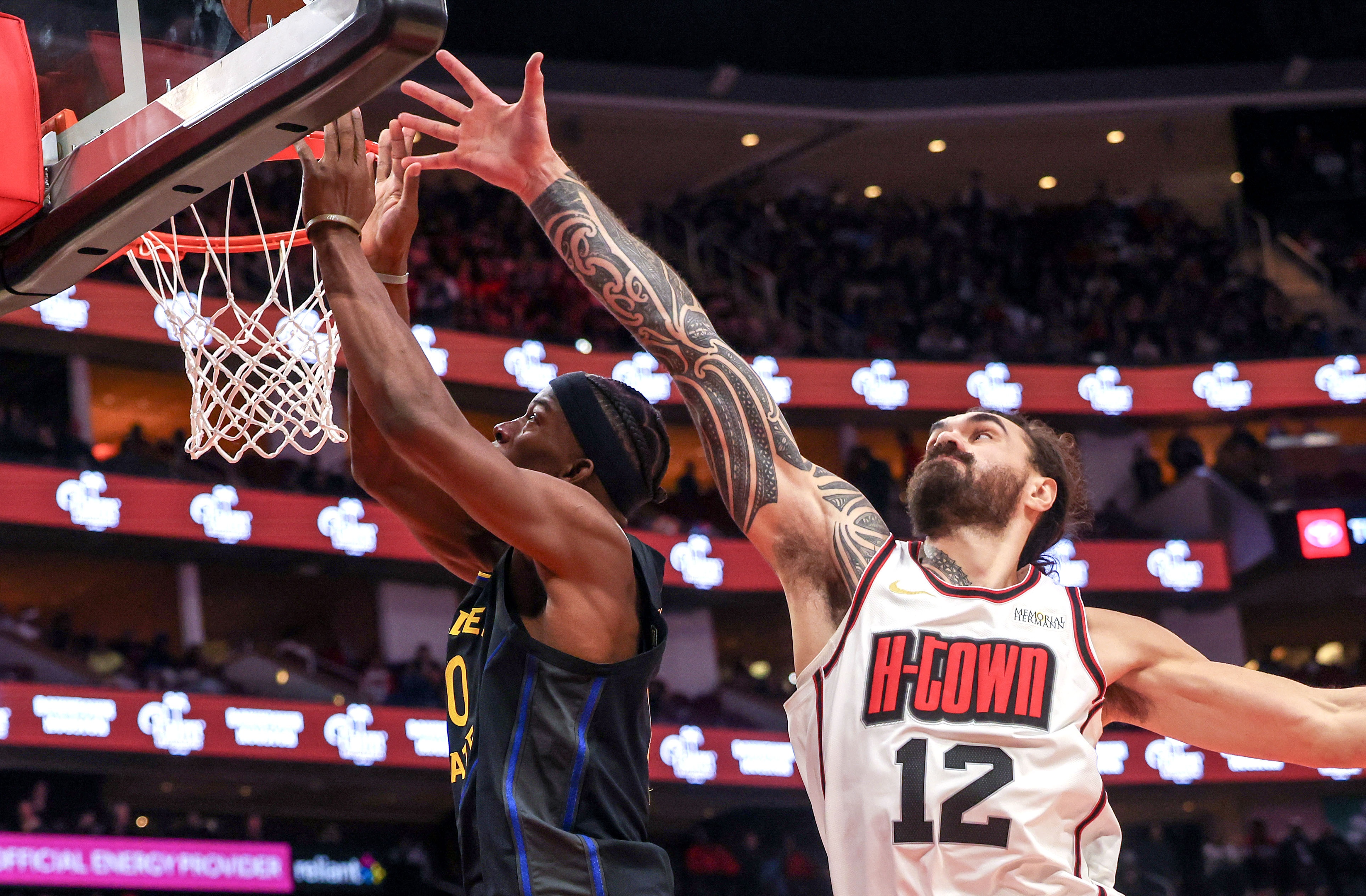 关于灰熊队中锋加索尔在季后赛中稳定发挥，成为球队支柱的信息